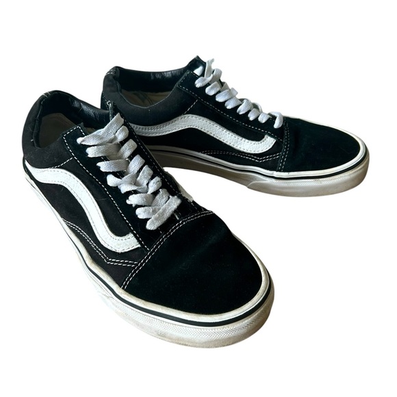 Vans Shoes - Vans classic black and white skater shoes in men’s 7/women’s 8.5